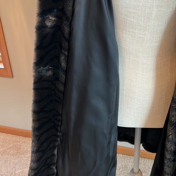Gallery Woman’s Zebra Print Faux Fur Coat - Size L - Picture 6 of 11
